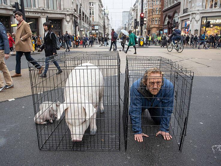 Jerome Flynn demonstriert in der Londoner Haupteinkaufsstraße gegen die Tierquälerei für Schweinefleisch.
