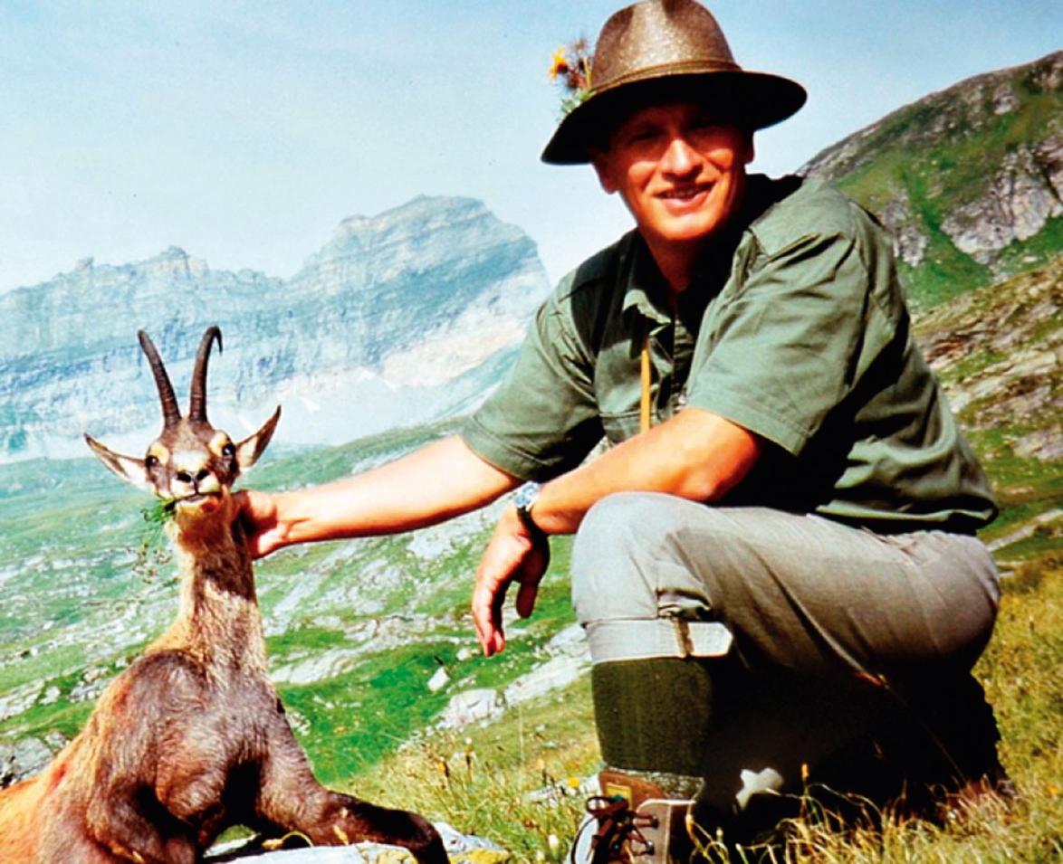 Jahrzehntelang schoss er Rehe und Hirsche, jagte Gämsen in den Bergen, machte Jagdreisen nach Afrika, tötete Büffel und Leoparden. 