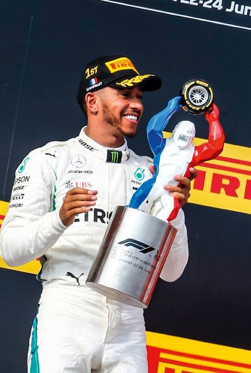 Lewis Hamilton feiert seinen Sieg beim Grand Prix 