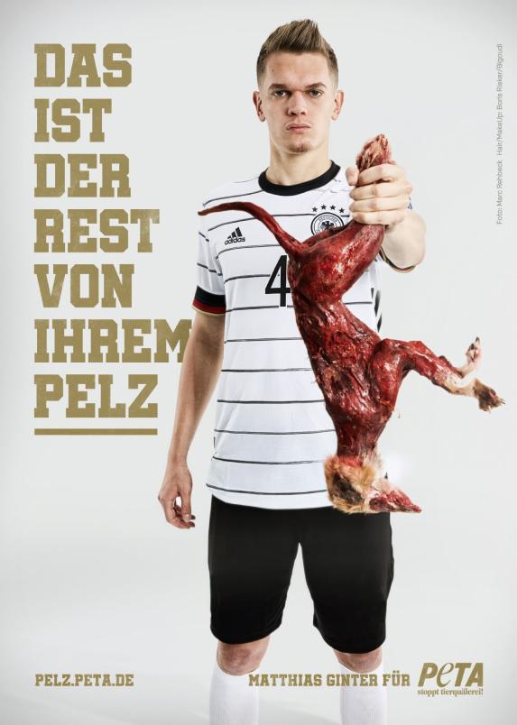 Plakat des Nationalspielers mit gehäutetem "Fuchs"