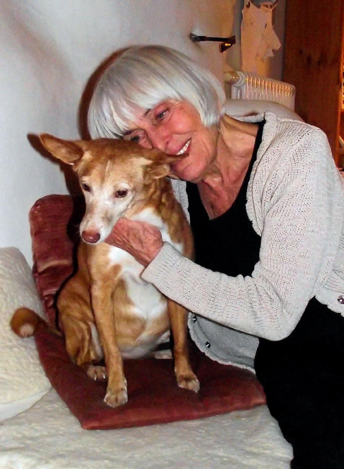Barbara Rütting mit ihrer Hündin Lola,